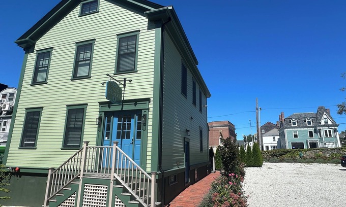 Yachting Village Casa | Recently Renovated Entire House in Downtown Newport Sleeps 16 / Off street parking