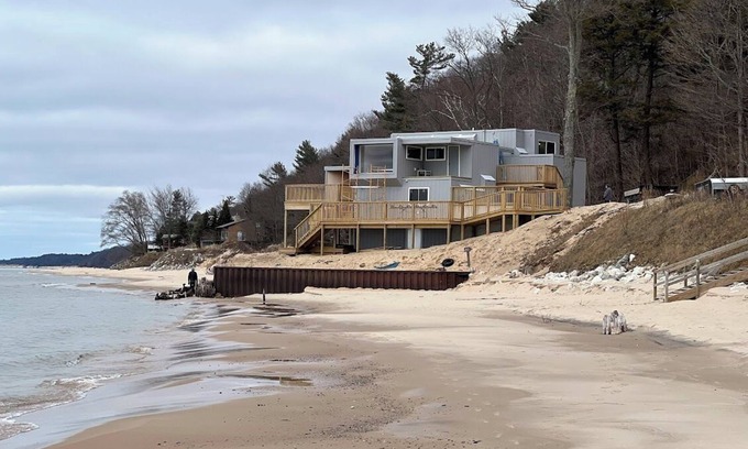 Claybanks Township Casa | Recently renovated fabulous 6-bedroom house in Montague, right on Lake Michigan.