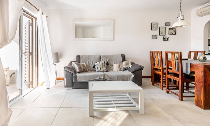 Alpouvar Apartamento | Apartamento en planta baja y jardín, aire acondicionado y U. K. TV e Internet gratis