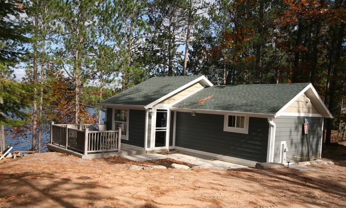 Land O Lakes Cabaña | Recently Renovated Lake View Cottage