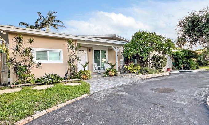 Lantana Casa | Recently updated 3/1 with pool, wifi, sleeps 9