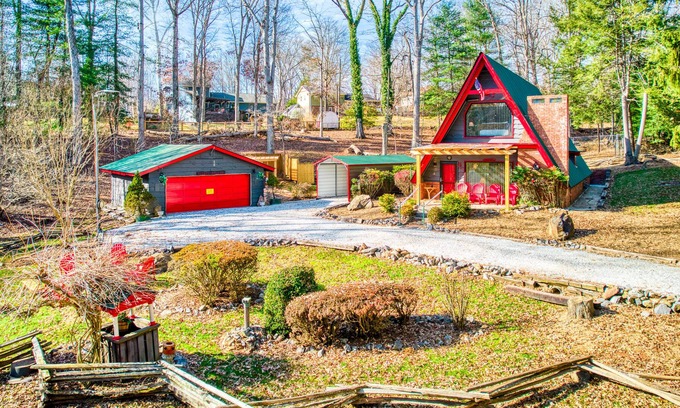 Bent Creek Chalet De Esquí | Recently updated rustic A-frame with hot tub, dazzling outdoor views, & firepit