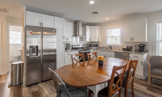 Rehoboth Beach Condominio | Recently Updated 3BR Condo Pet Friendly w/ Parking