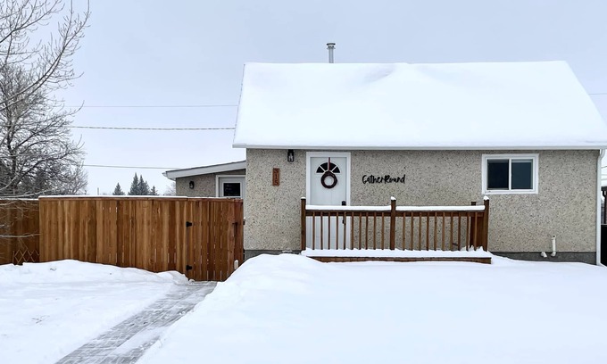 Maple Creek Casa | Reconnect with loved ones and good friends in GatherRound Guesthouse!