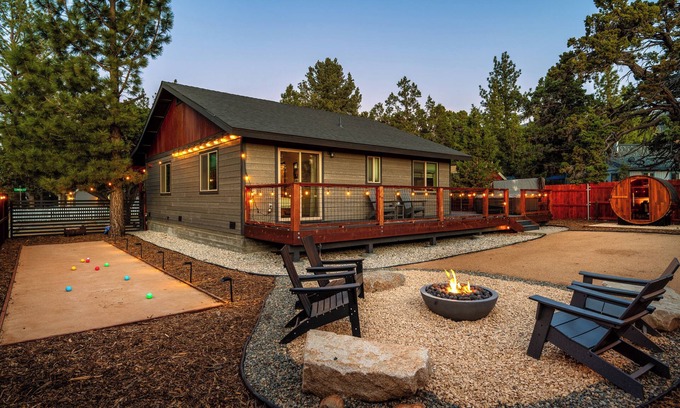 Woodlands Chalet De Esquí | Recovery Getaway I Sauna, HotTub, BocceBall, ARCADE!! LargeDeck, Pets OK,