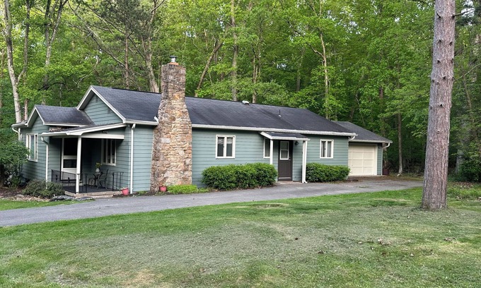 Gray Casa | Rector House (Hot Tub, Pet Friendly 🐾)