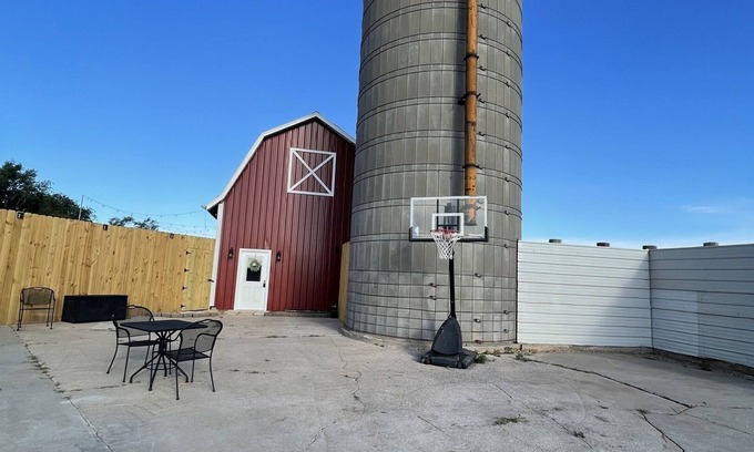 Hutchinson Casa | Red Barn Cottage At Borntrager Dairy