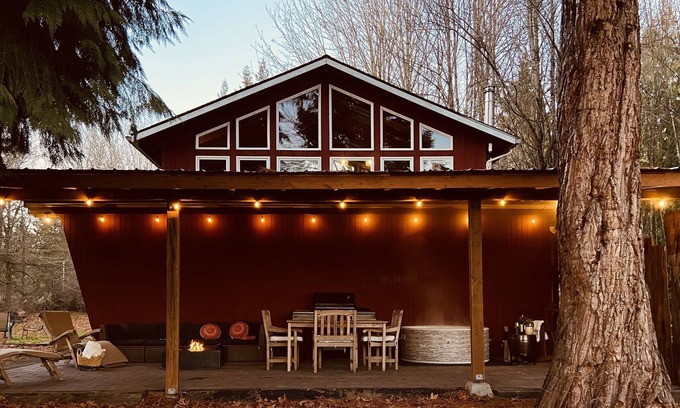 Auburn Casa | Red Barn Getaway, Mountain View’s with hot tub and firepit and BBQ