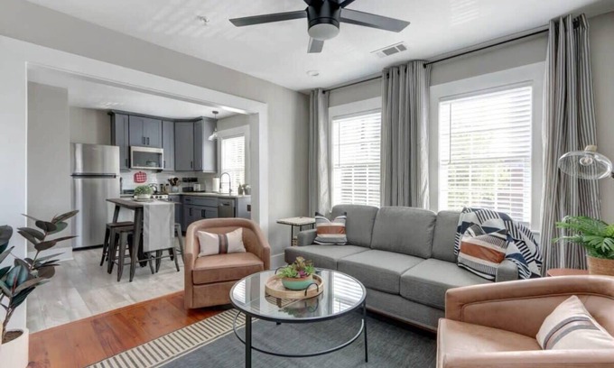 Old West Broad Neighborhood Apartamento | Red Brick Row, Modern | Inviting | Chic