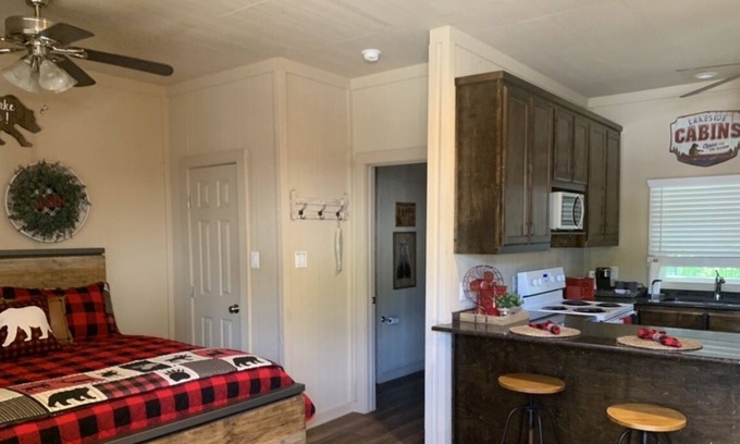 Bryan County Cabina | Red Cabin and RV parking with Access to the Red River