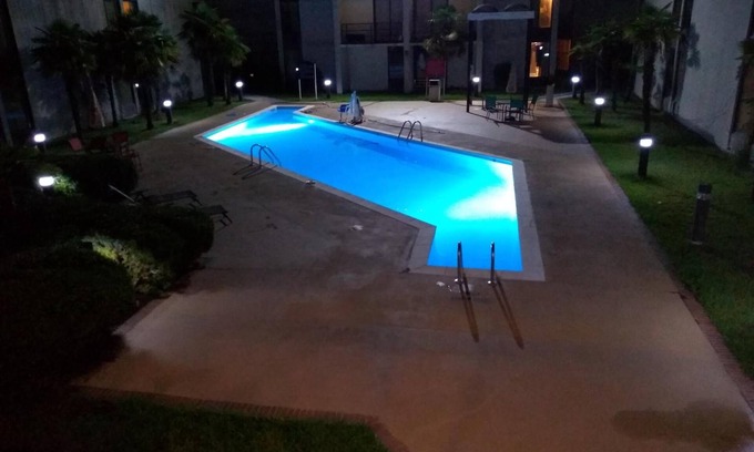 Macon Hotel | Red Carpet Inn