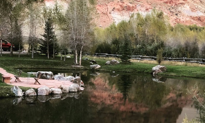 Dubois Cabina | Red Cliffs Cabin, surrounded by nature. Natural swimming pond and trout river.