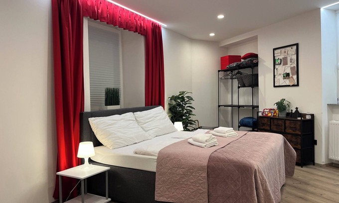 Altstadtviertel Apartamento | Red Comfort Retreat