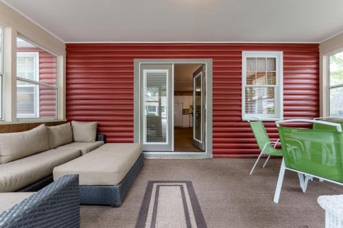 Holland Casa | Red Cottage Cute Holland cottage walk to beach