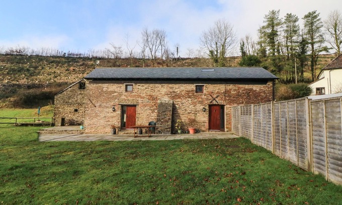 Wheddon Cross Cabaña | RED DEER COTTAGE, pet friendly, with a garden in Wheddon Cross