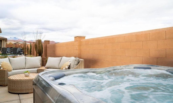 Sienna Hills Casa | Red Desert! Brand New! 5 bedroom! Private Hot Tub! Dog Friendly!
