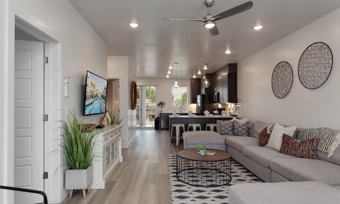 St. George Casa | Red Desert Loft Resort 37 Pickleball Courts, Foosball, Resort Pool with Waterslide & Jacuzzi!