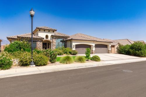 Hurricane Casa | Red Desert Villa - Main House & Casita