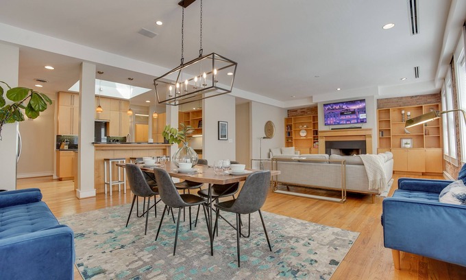 Greenville Downtown Apartamento | Red Door Apartment | 3-KING Beds | Center Of Downtown Greenville