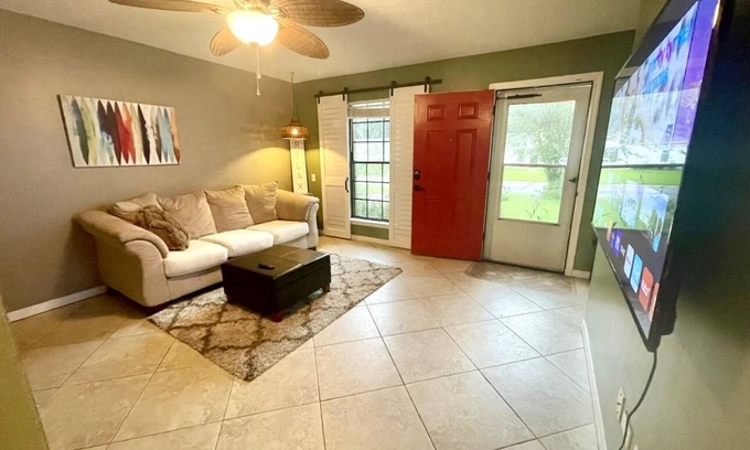 North Northwest Pensacola Casa | Red Door Bungalow-15 minutes to BEACH + Pet-Friendly!
