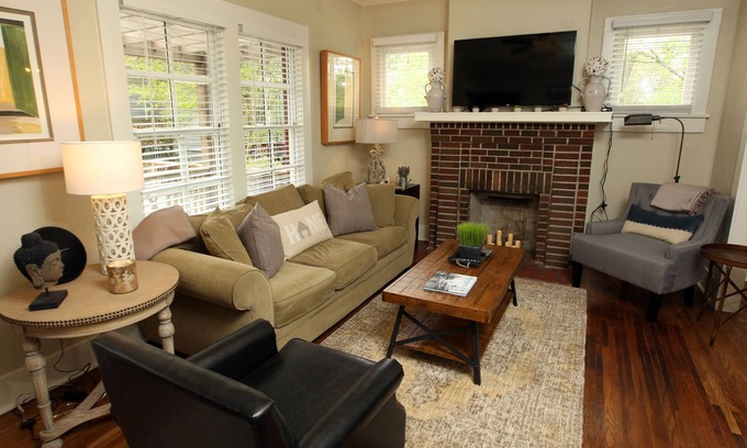 Lenox Casa | Red Door Cottage Acogedor con nuevas renovaciones para este Midtown Charmer