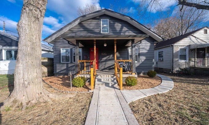 Indianapolis Casa | Red Door Cottage of Broad Ripple: Great Location!