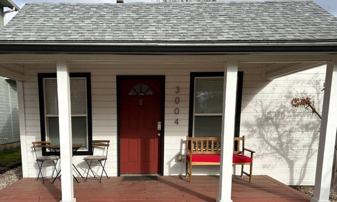 Sunset Casa | Red Door Cottage: Ski, Hike, Bike, Shop, Eat!