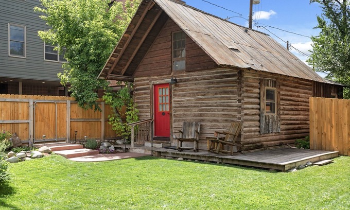 Carbondale Cabina | Red Door Hideout | D/T Carbondale, A/C, Lush Yard