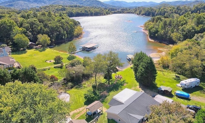 Cedar Cliff Casa | Red Door Retreat House & Cottage on Lake Chatuge- by Chatuge Home Concierge Lakefront, private dock, fire pit, hot tub