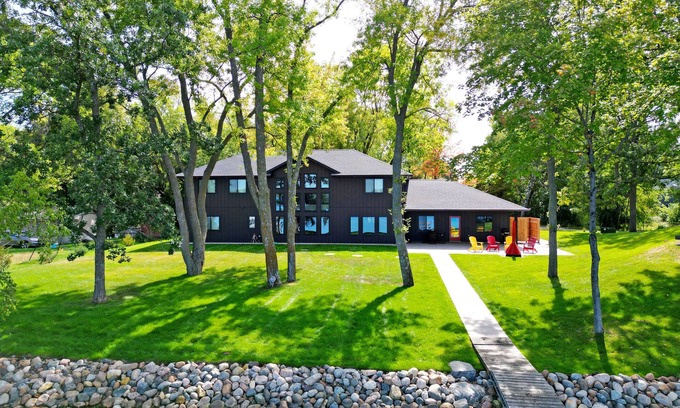 Annandale Casa | Red Door Retreat on Lake Sylvia