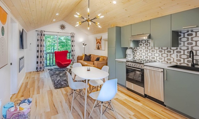 Sharbot Lake Chalet De Esquí | Red Fox - 2 Bedroom Vibrant Cottage