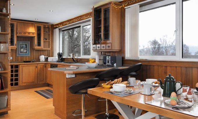 Boat of Garten Cabaña | Red Fox Lodge - a lodge that sleeps 7 guests in 4 bedrooms
