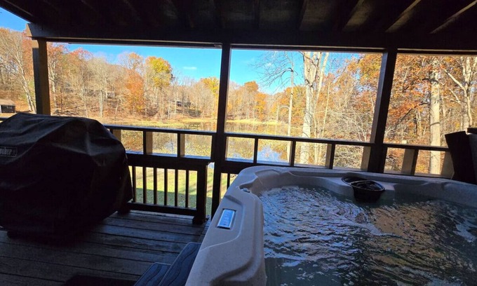 Streetsboro Cabina | Red Fox Run At Heron Hill Retreat Hot Tub on Lake!
