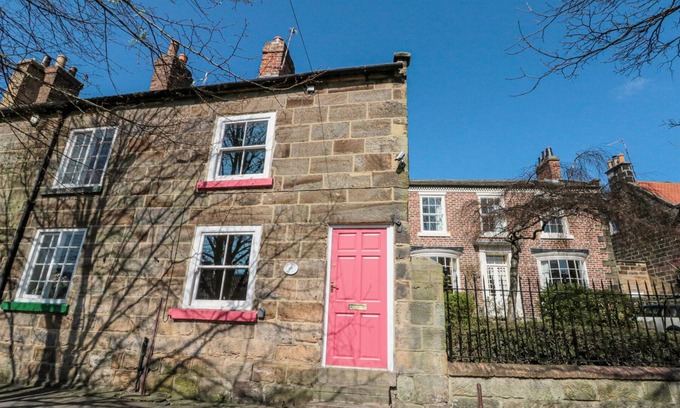 Guisborough Cabaña | RED GROUSE COTTAGE, pet friendly, with open fire in Guisborough