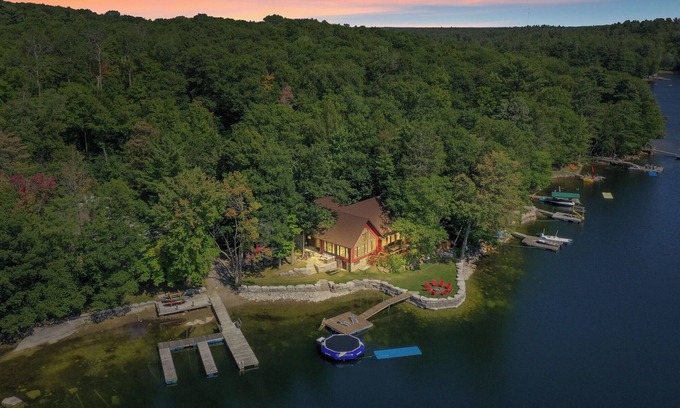 Trent Lakes Cabaña | Red Haven Paradise On The Lake with Hottub & Sauna