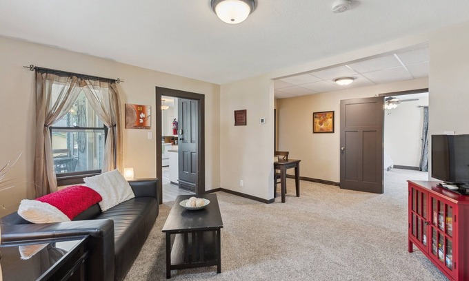 Lake City Casa | Red Hibiscus House - 3 Blocks from Lake Pepin