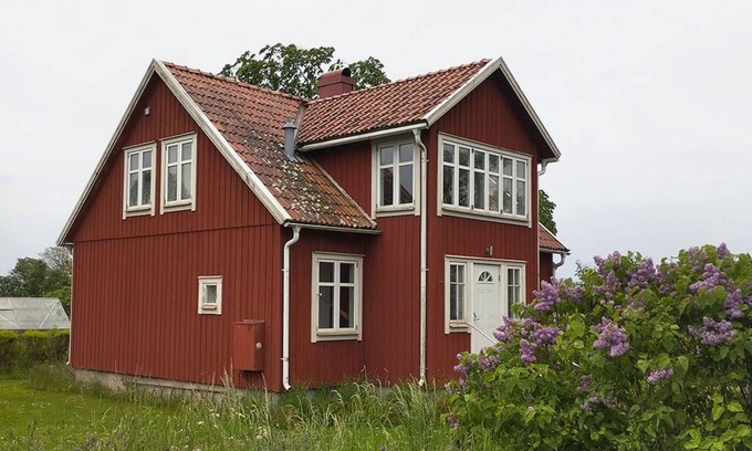 Degerhamn Casa | Red house 200 meters from the water overlooking bird-rich beach meadows.