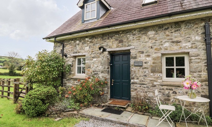 Llandeilo Cabaña | RED KITE LODGE, pet friendly, character holiday cottage in Llandeilo