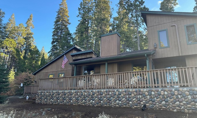 Shaver Lake Cabina | Red Leaf Lodge- Mountain Retreat 5 Star! Central AC, Heating, Game room, Jacuzzi