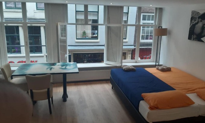 Red Light District Apartamento | RED LIGHT DISTRICT COZY APARTMENT