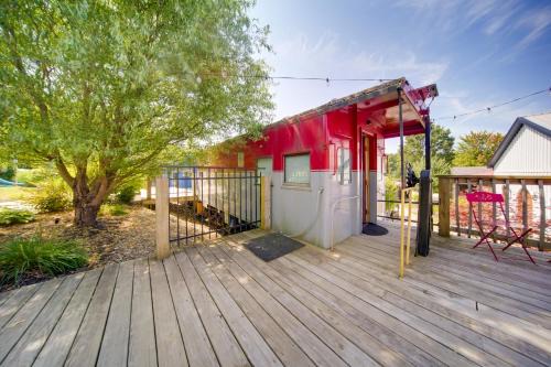 Adrian Furnace Apartamento | Red NY Central, Converted Railcar in DuBois!