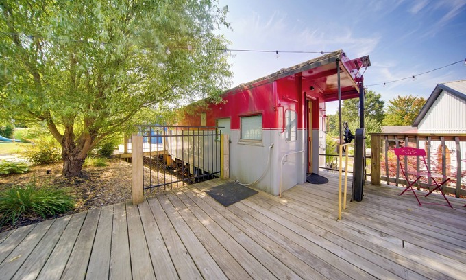 Adrian Furnace Apartamento | 'Red NY Central,' Converted Railcar in DuBois!