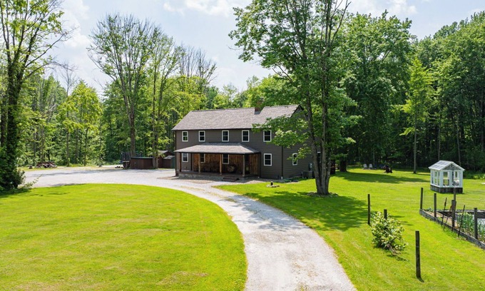 Rock Creek Casa | Red Oak Retreat in Geneva Ohio, secluded yet close to the attractions!