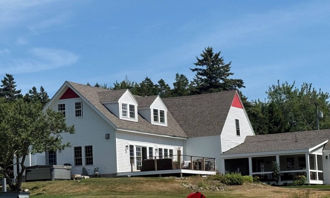 Martinsville Otro | Red Peaks – Coastal Getaway for Families & Friends