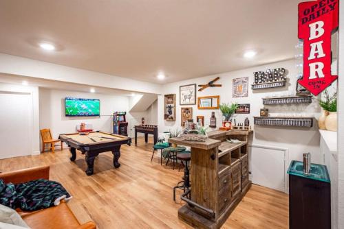 Sugar Pine Casa | Red Rock Falls Cabin, 8 miles from Yosemite South Gate, with trailhead, Game Room and HotTub