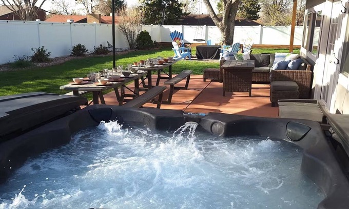 Barths Casa | Red Rocks + HOT TUB + Bocce Ball + PICKLEBALL+ Fire Pit + 8 Beds + ARCADE