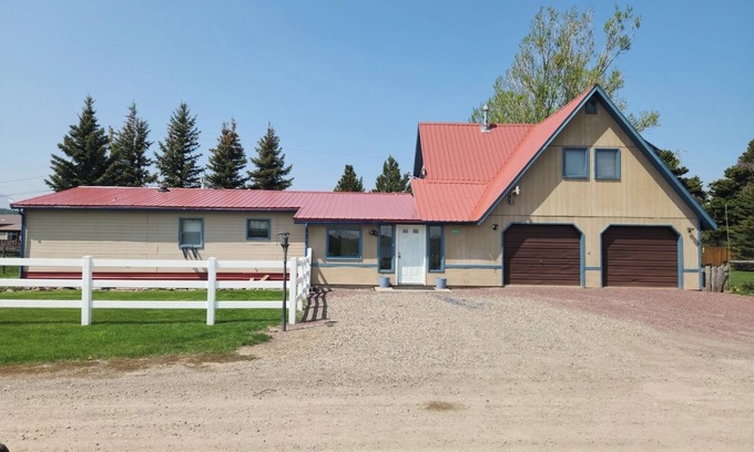 East Glacier Park Village Apartamento | Red Roof Home