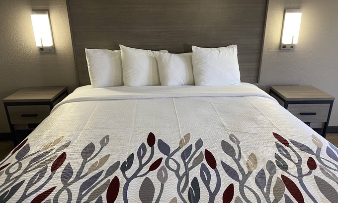 Jacksonville Hotel | Red Roof Inn Jacksonville, AL