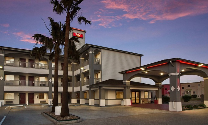Galveston Hotel | Red Roof Inn Plus+ Galveston - Beachfront