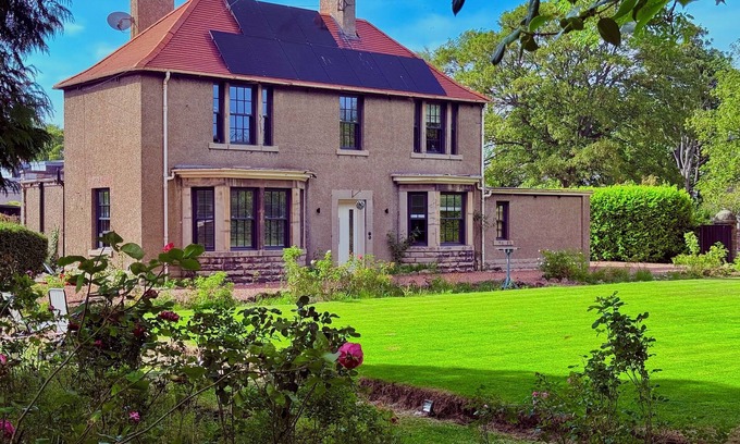 Newtongrange Casa | Red Roofs | 5BR Luxury | Near Edinburgh | EV Point